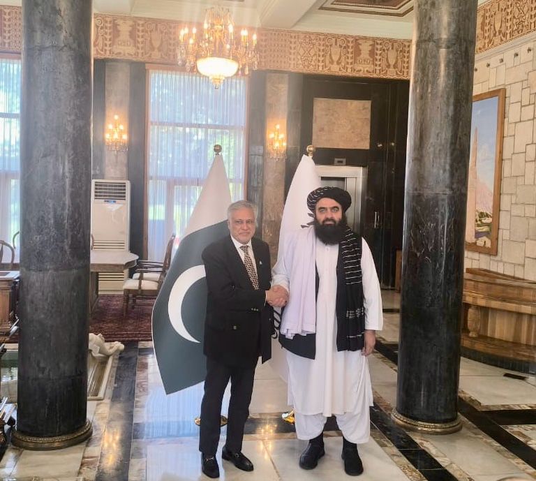اسحاق ڈار کی کابل میں متقی سے ملاقات