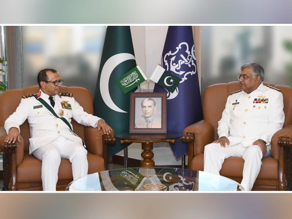 نیوی ہیڈکوارٹرز آمد پر سعودی بحریہ کے سربراہ کو گارڈ آف آنر پیش کیا گیا