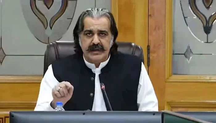 اجلاس سے خطاب کرتے ہوئے علی امین گںدا پور کا کہنا تھا بہت سے ملک دشمن عناصر ملک کو عدم استحکام سے دوچار کرنے کی پوری کوششیں کر رہے ہیں