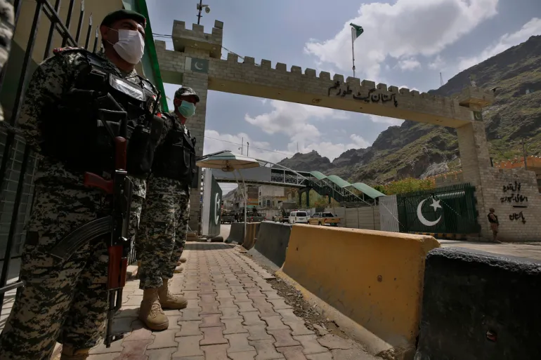 طورخم بارڈر پاک افغان فورسز کے درمیان جھڑپوں کے بعد بند کر دیا گیا
