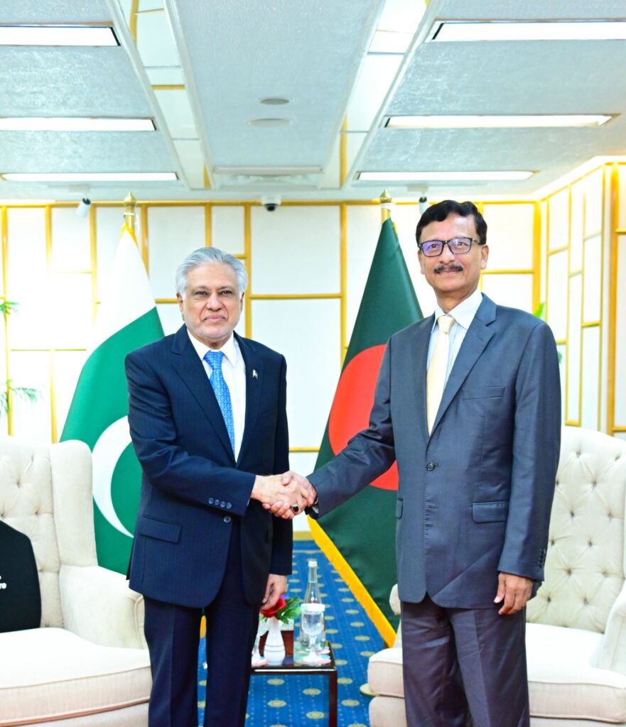 نائب وزیرِ اعظم و وزیر خارجہ اسحاق ڈار ہفتے کے روز سرکاری دورے پر بنگلہ دیش پہنچ گئے جہاں بنگلہ دیشی مشیر خارجہ سمیت اہم حکام سے ملاقات کی