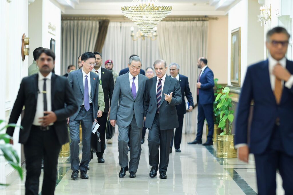 چینی وزیرِ خارجہ کی شہباز شریف سے وزیرِ اعظم ہاؤس میں ملاقات۔ اس موقع پر وزیر خارجہ اسحاق ڈار، فیلڈ مارشل عاصم منیر سمیت اہم شخصیات بھی موجود تھے