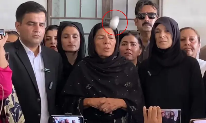 علیمہ خان کو اڈیالہ جیل کے باہر انڈا مار دیا گیا، دونوں ملزمان خواتین کا تعلق پی ٹی آئی سے نکلا