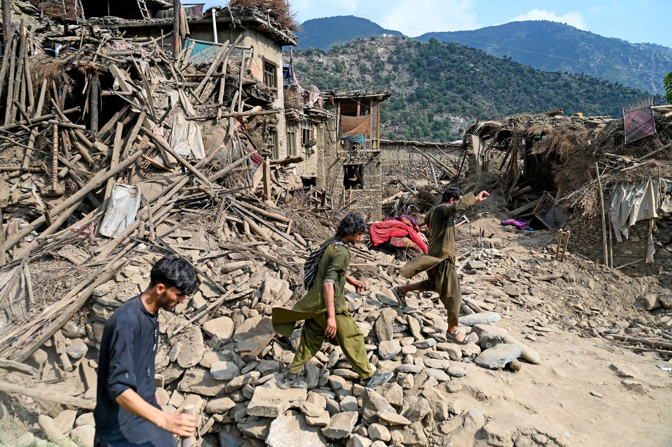 گزشتہ رات افغانستان میں دوبارہ زلزلے سے شدید جھٹکے بھی محسوس کیے گئے جس سے 6 افراد زخمی ہو گئے۔
