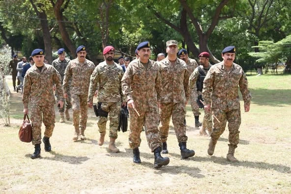 فیلڈ مارشل عاصم منیر کا سیلاب متاثرہ علاقوں کا دورہ، ہر ممکنہ تعاون کی یقین دہانی کرائی