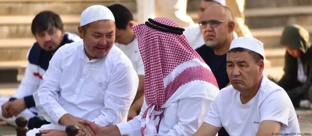 آئینی طور پر کرغزستان ایک سیکولر ریاست ہے مگر مذہبی شدت پسندی بھی عروج پر ہے۔ اسی لیے حکومت نے اہم فیصلہ کرتے ہوئے اسلامی ادارے کا آغاز کی