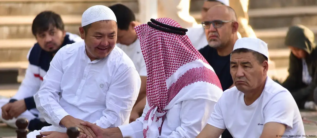 آئینی طور پر کرغزستان ایک سیکولر ریاست ہے مگر مذہبی شدت پسندی بھی عروج پر ہے۔ اسی لیے حکومت نے اہم فیصلہ کرتے ہوئے اسلامی ادارے کا آغاز کی