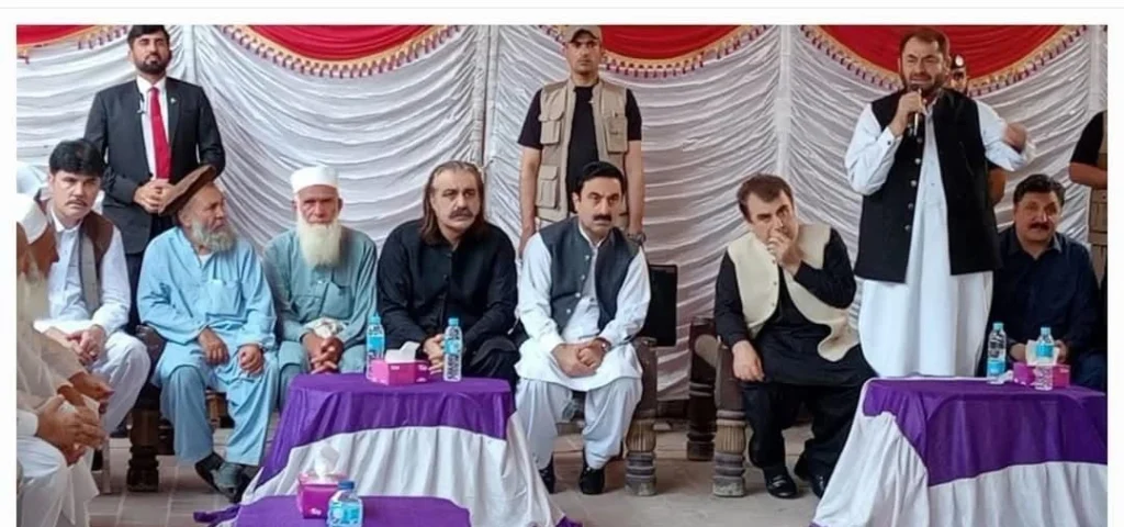 وزیر اعلیٰ نے قبیلہ اکاخیل کے ملک ظاہر شاہ آفریدی کے حجرے میں تیراہ واقعے کے متاثرین سے تعزیت کرتے ہوئے کہا کہ تیراہ واقعے کی جتنی مذمت کی جائے کم ہے