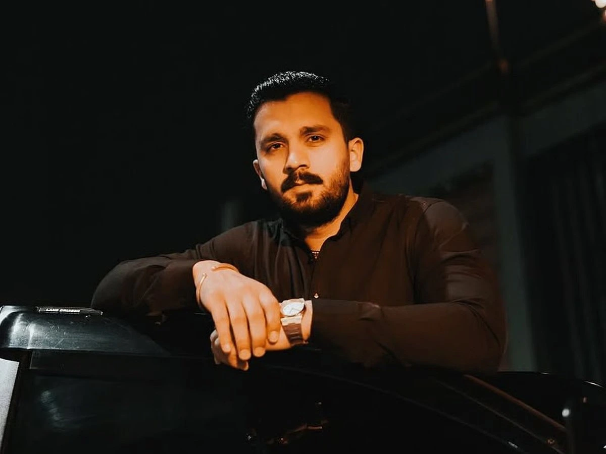 یوٹیوبر رجب بٹ کے ہاں پہلے بچے کی پیدائش، اسپتال کی ویڈیو پر عوامی تنقید کا سامنا