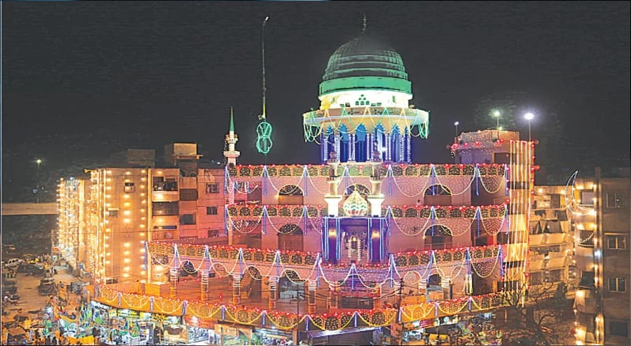 پاکستان بھر میں آج جشن عید میلاد النبیؐ مذہبی عقیدت و احترام کے ساتھ منایا جا رہا ہے