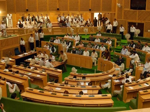 صدرِ مملکت آصف علی زرداری نے خصوصی ہدایات دے کر اپنے قریبی بندے کو مظفرآباد روانہ دیا ہے جو پی پی کی جانب سے نئے وزیرِ اعظم کے امیدوار کا نام سامنے لائیں گے