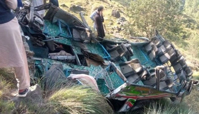 سوات ایکسپریس وے پر تیز رفتاری کے باعث ٹرک گہری کھائی میں جاگر، 15 افراد جاں بحق ہوگئے