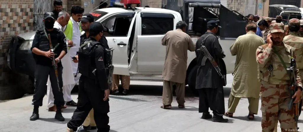 صادق آباد پولیس کے مطابق دونوں ڈاکٹروں نے دہشتگرد کمانڈر فاروق کا اپنے نجی ہسپتال میں علاج کیا تھا