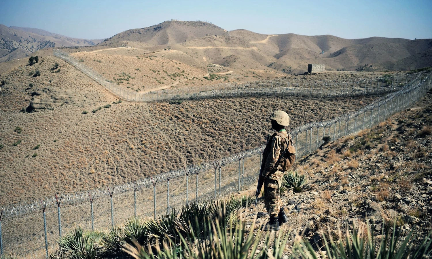 نشریاتی ادارے پی ٹی وی کے مطابق منگل کی شام افغان طالبان اور ٹی ٹی پی کے دہشت گردوں نے ضلع کرم میں شدید فائرنگ کی