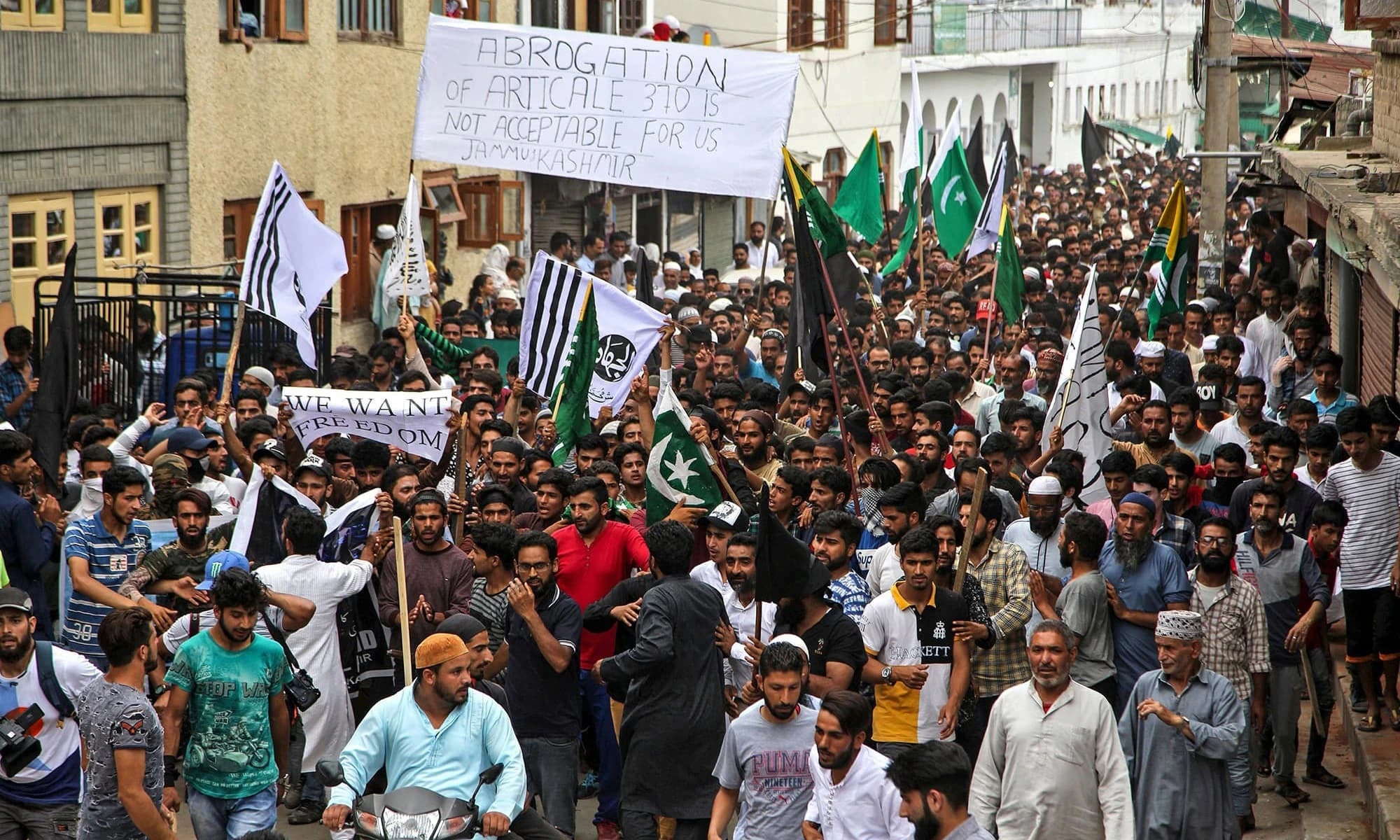 مقبوضہ کشمیر میں بھارتی حکومت کی جابرانہ پالیسیوں کے خلاف لوگوں کے احتجاجی مظاہرے، ایک مدرسہ جلا دیا گیا