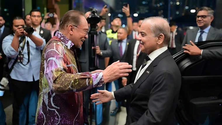 وزیراعظم پاکستان شہباز شریف دو روزہ سرکاری دورے پر ملائیشیا پہنچ گئے۔ ملائیشیا پہنچنے پر وزیرِ اعظم کا شاندار استقبال کیا گیا