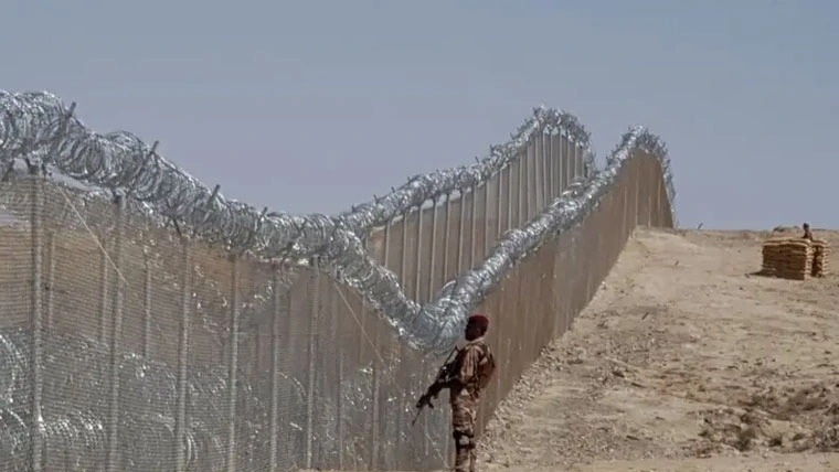 وزیرِ دفاع خواجہ آصف نے مذاکرات کے بعد بیان میں کہا کہ “پاکستان خطے میں امن چاہتا ہے، مگر اپنی سرحدی سلامتی پر کوئی سمجھوتہ نہیں کرے گا۔” انہوں نے واضح کیا کہ “اگر جنگ بندی کی خلاف ورزی جاری رہی تو پاکستان معاہدے کو غیر مؤثر سمجھنے میں حق بجانب ہوگا