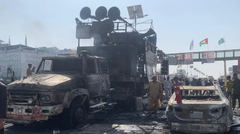 مریدکے میں تحریک لبیک پاکستان کے کارکنوں کو منتشر کرنے کے لیے پیر کی علی الصبح شروع کیے جانے والا پولیس آپریشن پانچ گھنٹوں کے بعد مکمل ہوا