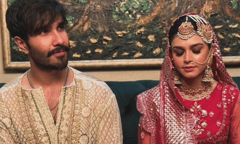 فیروز خان کا اہلیہ پر بلیک میلنگ کا الزام، بعد میں اکاؤنٹ کو ہیک قرار دے دیا