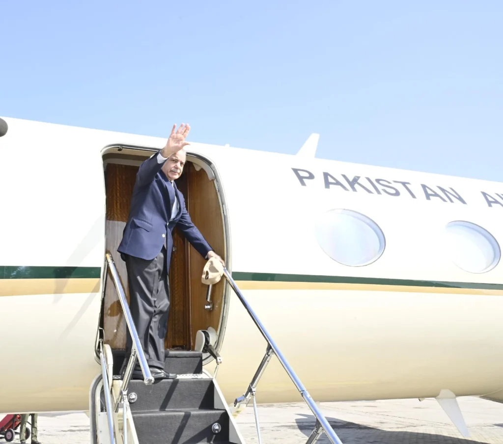 وزیر اعظم شہباز شریف وفد کے ہمراہ 3 روزہ سرکاری دورے پر ملائیشیا روانہ ہوگئے