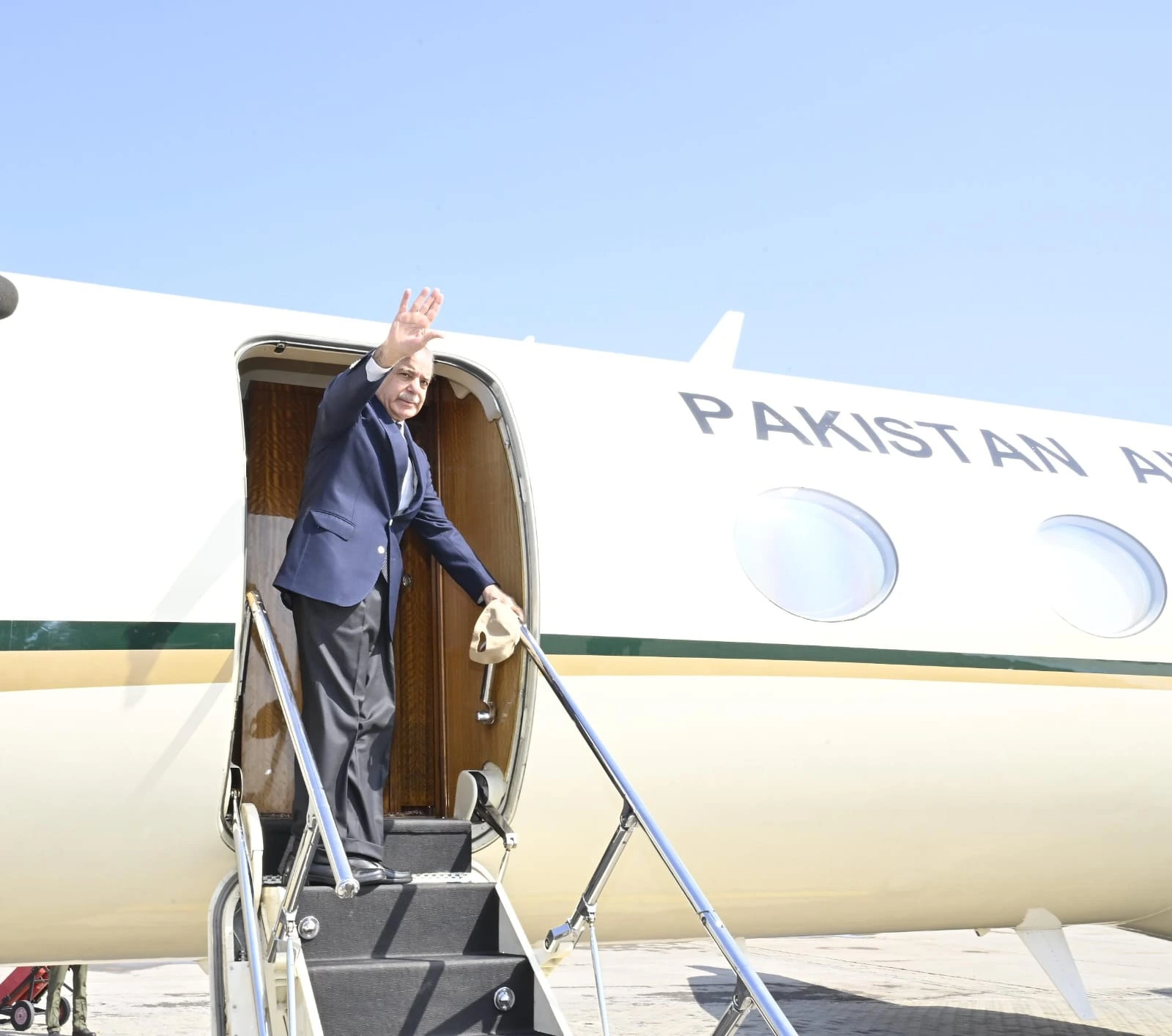 وزیر اعظم شہباز شریف وفد کے ہمراہ 3 روزہ سرکاری دورے پر ملائیشیا روانہ ہوگئے