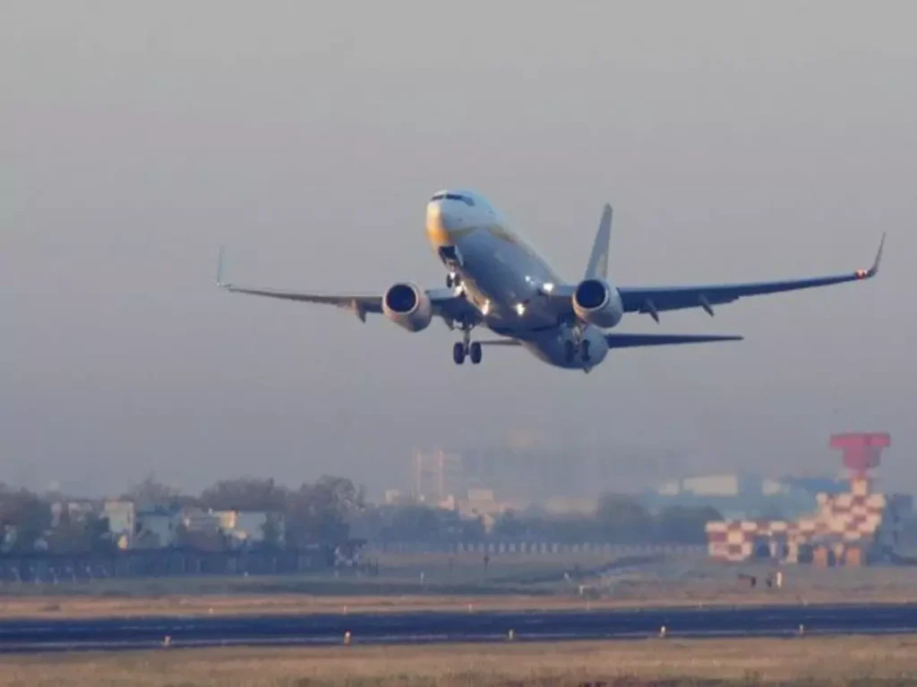 پاکستان نے بھارت سے متصل فضائی حدود میں عارضی تبدیلی کا اعلان کر دیا۔ کل اور پرسوں 28 اور 29 اکتوبر کو صبح 6 سے 9 بجے تک یہ راستے بند رہیں گے