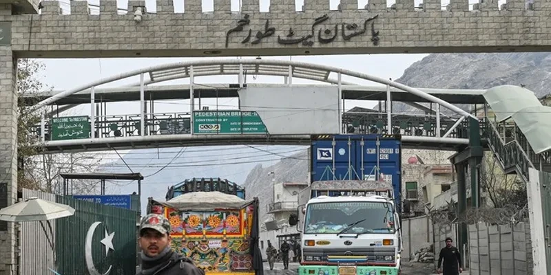 پاک افغان جنگ بندی کے بعد دونوں ممالک نے طورخم، انگور اڈہ اور غلام خان سمیت دیگر سرحدی راستے کھولنے کا فیصلہ کر لیا