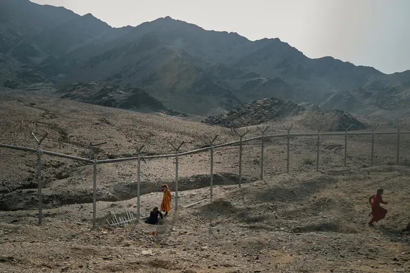 طورخم سمیت پاک افغان بارڈر کے تمام تجارتی راستے مکمل طور پر بند کر دیے گئے