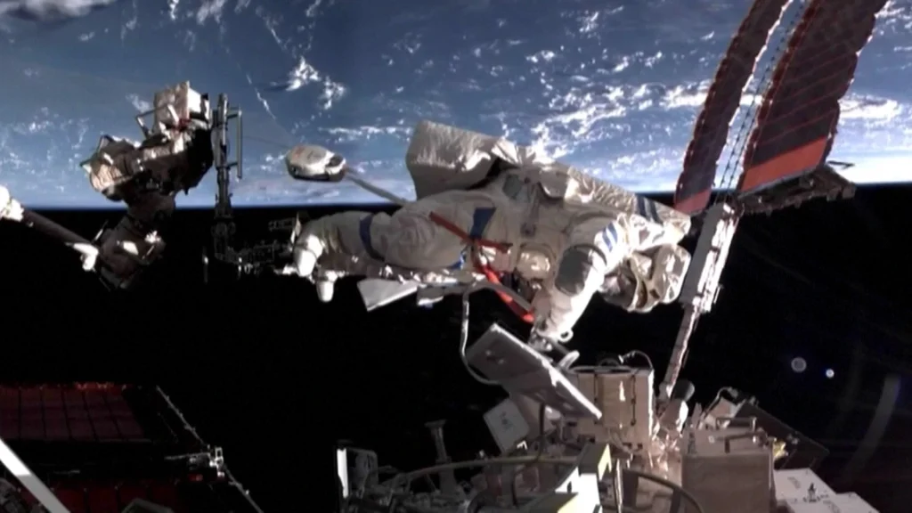 چائنا مینڈ اسپیس ایجنسی کے ترجمان ژانگ جینگبو کے مطابق پاکستانی خلابازوں کے انتخاب کا عمل فروری 2025 کے معاہدے کے بعد شروع کیا گیا اور یہ عمل تین مراحل میں ہوگا