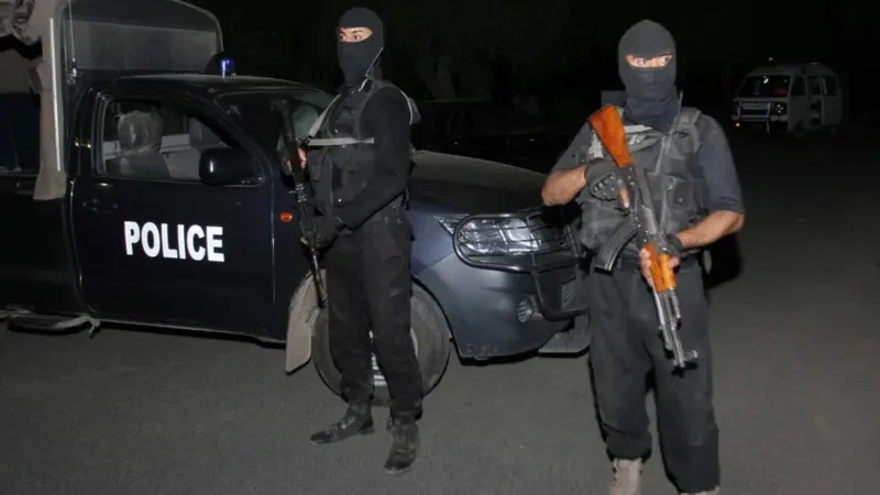 پشاور میں سی ٹی ڈی، ایلیٹ فورسز اور پولیس کی مشترکہ کارروائی کے نتیجے میں ایک خودکش بمبار اور اس کے سہولت کار کو گرفتار کر لیا گیا۔ ملزمان کے قبضے سے دھماکا خیز مواد اور تین دستی بم برآمد ہوئے