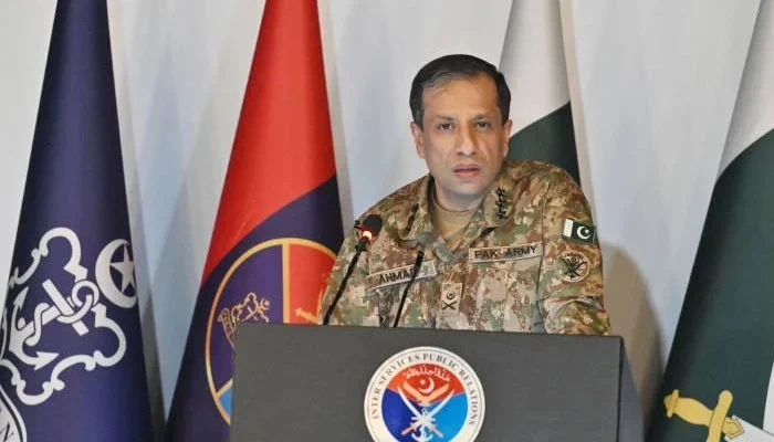 پاک فوج کے ترجمان لیفٹیننٹ جنرل احمد شریف چوہدری نے کہا ہے کہ پاکستان مذاکرات کے ذریعے مسائل کے حل پر یقین رکھتا ہے، تاہم اگر افغان سرزمین سے پاکستان پر کوئی حملہ ہوا تو اسے جنگ بندی معاہدے کی خلاف ورزی تصور کیا جائے گا