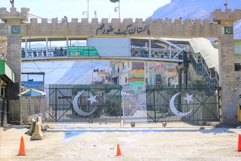 سرحدی تعطل نے دونوں ممالک کے تاجروں، ٹرانسپورٹرز اور مزدوروں میں شدید بے چینی پیدا کر دی ہے جس کے باعث بڑے پیمانے پر احتجاجی مظاہرے شروع ہو گئے ہیں