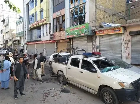 کوئٹہ کے قمبرانی روڈ پر جمعہ کی رات دو دھماکے ہوئے جن سے خوف و ہراس پھیل گیا، تاہم کوئی جانی نقصان رپورٹ نہیں ہوا۔ پہلا دھماکا چیک پوسٹ کے قریب جبکہ دوسرا موٹر سائیکل میں نصب آئی ای ڈی بی ڈی ایس ٹیم کی گاڑی کے پاس پھٹ