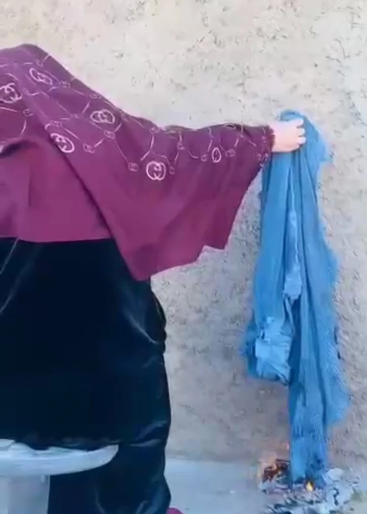 ہرات میں خواتین کے حقوق کیلئے کام کرنے والی تنظیم نے احتجاج کے دوران برقعے جلا دیے