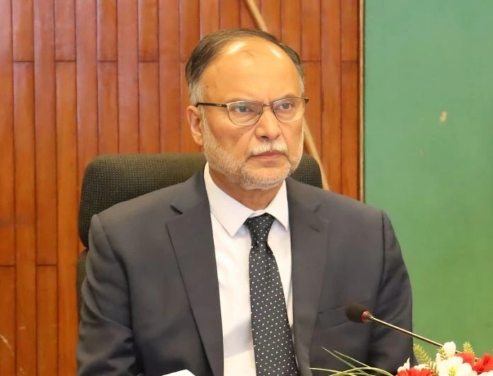 وفاقی وزیر احسن اقبال نے تقریب سے خطاب کرتے ہوئے کہا ہے کہ جنوبی ایشیا میں بڑھتی آبادی کے باعث 38 کروڑ افراد غربت کا شکار ہیں