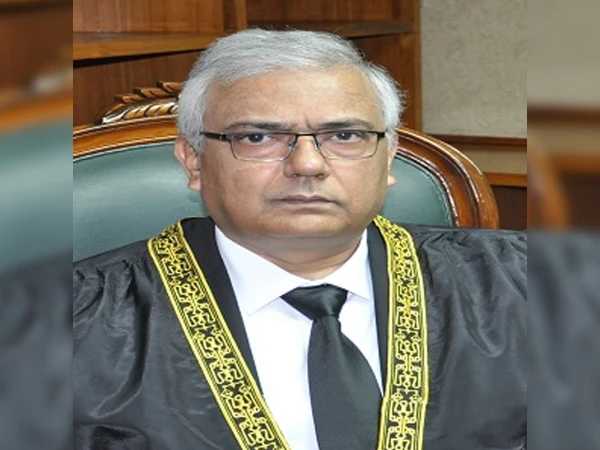 ایوانِ صدر میں ہونے والی تقریب میں وفاقی آئینی عدالت کے پہلے چیف جسٹس امین الدین خان سے آج صدر مملکت آصف علی زرداری حلف لیں گے