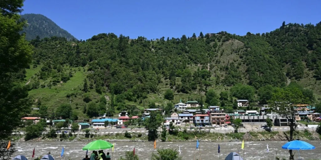 جموں و کشمیر کے ضلع کپواڑہ میں لائن آف کنٹرول کے نزدیک 7 نومبر کو بھارتی فوج نے کیرن سیکٹر میں کارروائی کے نتیجے میں دو افراد کو ہلاک