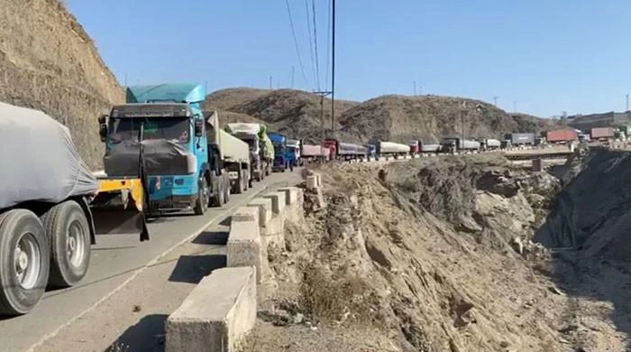 پاک افغان سرحدی راستے محدود ہونے کے باعث دوطرفہ تجارت میں نمایاں کمی آئی ہے۔ اکتوبر 2025 میں برآمدات میں گزشتہ سال کے مقابلے میں 54 فیصد کمی دیکھی گئی