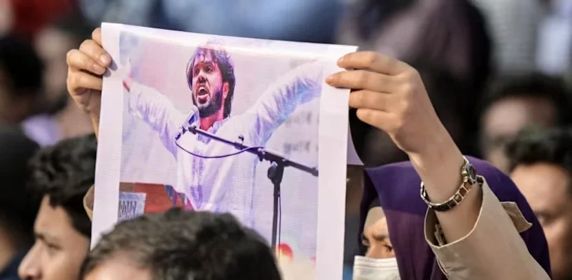 عثمان ہادی کے سانحے کے بعد بنگلہ دیش کے مختلف شہروں میں احتجاجی مظاہرے پھوٹ پڑے جن میں اخباری دفاتر کو آگ لگائی گئی اور بھارت مخالف نعرے بلند کیے گئے