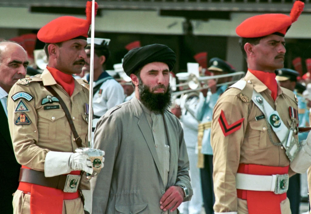 طالبان حکومت کا دباؤ؛ گلبدین حکمتیار مبینہ طور پر کابل چھوڑ کر ملائشیا روانہ