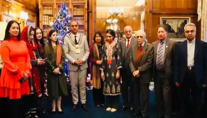 دورانِ ملاقات لارڈ میئر بریڈفورڈ محمد شفیق نے فرخ اویس کی خدمات کو سراہتے ہوئے کہا کہ میرپور میں ان کی کاوشوں کے مثبت نتائج سامنے آ رہے ہیں