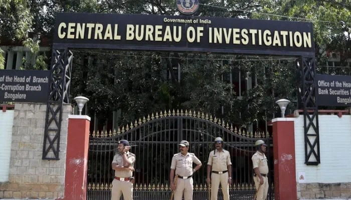 سی بی آئی نے نئی دہلی میں کارروائی کے دوران لیفٹیننٹ کرنل دیپک کمار کے دو مکانات پر چھاپے مارے، جن سے مجموعی طور پر 3 کروڑ 23 لاکھ روپے کی نقد رقم برآمد ہوئی