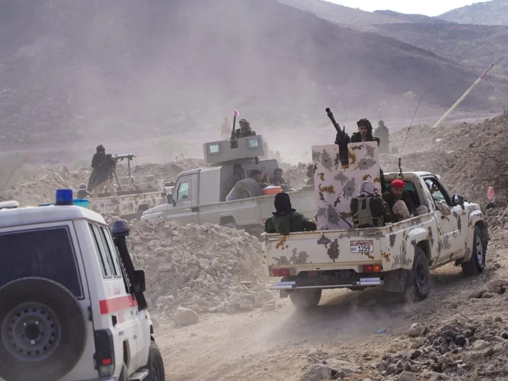 یمن میں سعودیہ کی زیرِ قیادت عرب اتحاد نے مکلا بندرگاہ پر فضائی کارروائی کیرتے ہوئے غیر قانونی ہتھیار اور جنگی گاڑیوں کو نشانہ بنایا