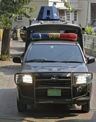 ڈیرہ اسماعیل خان کے علاقے پنیالہ میں پولیس وین پر بم حملہ کیا گیا جس کے نتیجے میں اے ایس آئی گل عالم، کانسٹیبل رفیق اور ڈرائیور سخی جان شہید ہوگئے، جبکہ ایک اہلکار محفوظ رہا