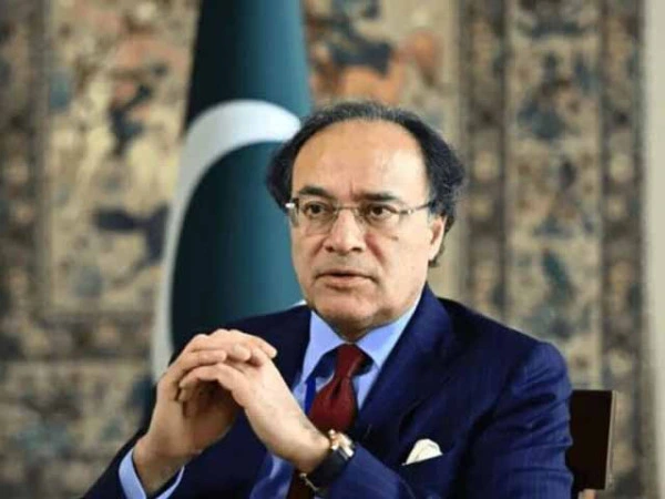 وفاقی وزیرِ خزانہ محمد اورنگزیب نے بلاول بھٹو کے بیان پر ردعمل دیتے ہوئے کہا کہ معیشت ڈنڈے کے زور پر نہیں بلکہ مثبت پالیسیوں اور اصلاحاتی اقدامات سے ترقی کر رہی ہے