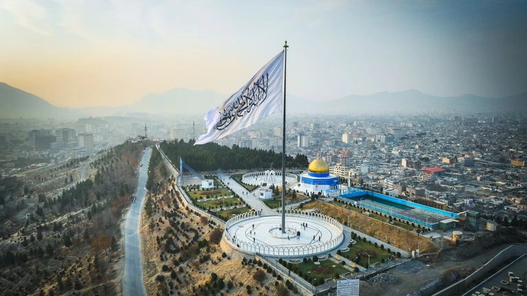 افغان طالبان کی حکومت میں شہری خوفزدہ ہیں اور جرائم بڑھ رہے ہیں۔ گزشتہ چھ ماہ میں 70 سے زائد کاروباری افراد اغوا، قتل، ڈکیتی اور دیگر جرائم کی شکار ہوئے۔ مقامی شہریوں کی گواہی اور خفیہ دستاویزات حقیقی صورتحال اجاگر کرتی ہیں