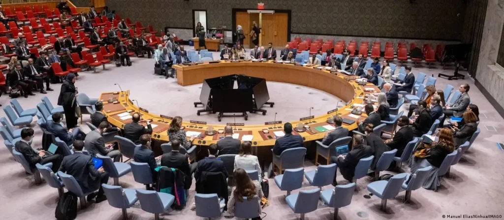 پاکستان نے کشمیر کو تاریخی اور قانونی طور پر متنازعہ قرار دیتے ہوئے بھارتی اقدامات کی مذمت کی، جبکہ بھارت نے جموں و کشمیر اور لداخ کو اپنا ناقابل تنسیخ حصہ قرار دی