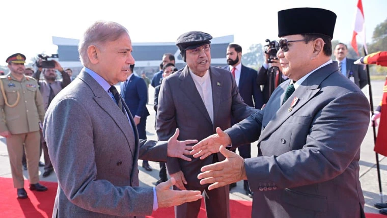 انڈونیشیا کے صدر پاکستان آمد کے موقع پر 21 توپوں کی سلامی دی گئی اور دورے کے دوران متعدد مفاہمتی یادداشتوں پر دستخط متوقع ہیں
