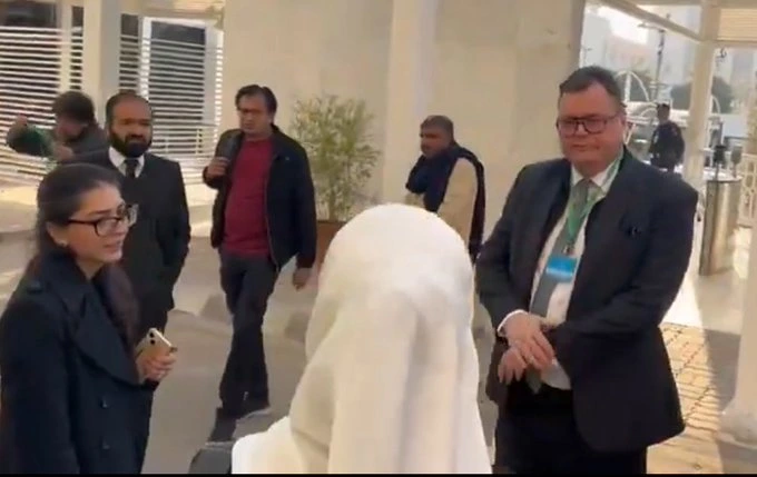 ناروے کے سفیر کی سپریم کورٹ آمد نے سفارتی اصولوں اور مداخلت کے تاثر پر سوالات اٹھا دیے