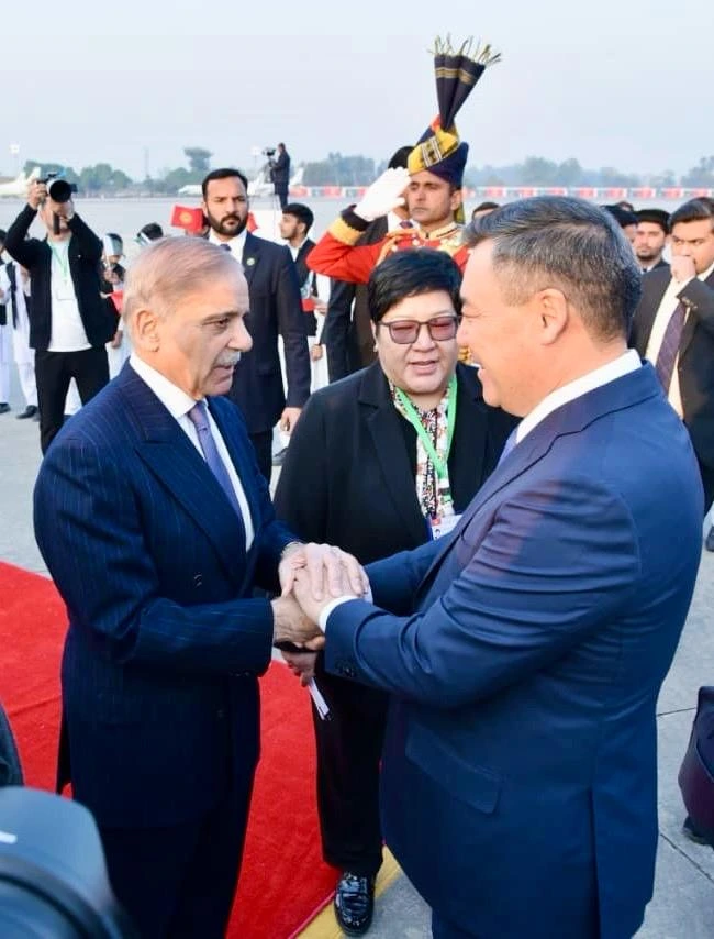 کرغزستان کے صدر 2 روزہ دورے پر اسلام آباد پہنچ گئے؛ صدر اور وزیر اعظم نے استقبال کیا
